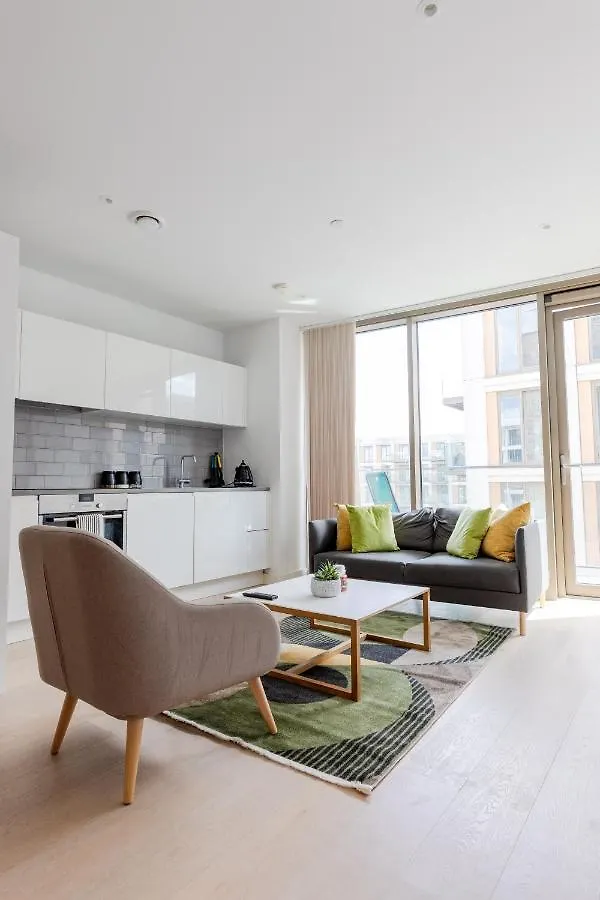 Dockside Apartment With Scenic Views London United Kingdom