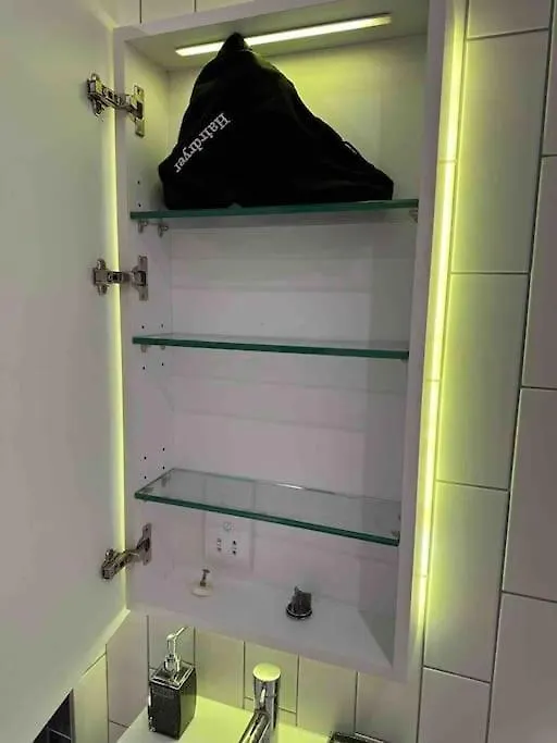 לונדון Dockside Apartment With Scenic Views
