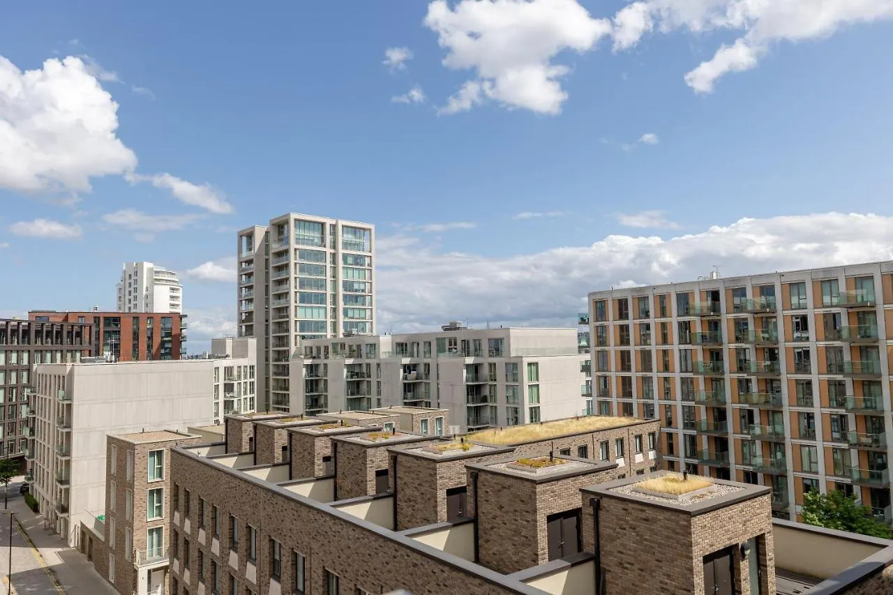 לונדון Dockside Apartment With Scenic Views
