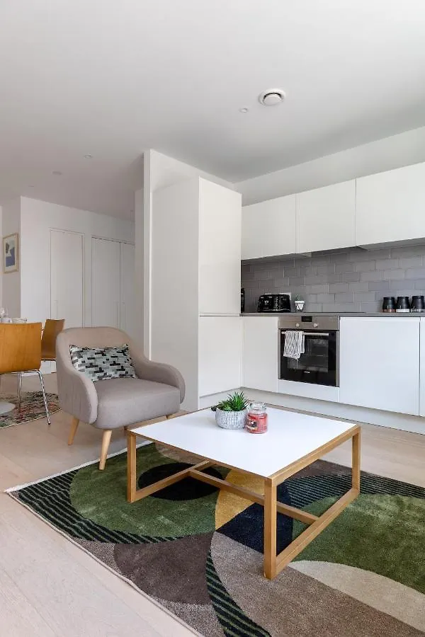 לונדון Dockside Apartment With Scenic Views