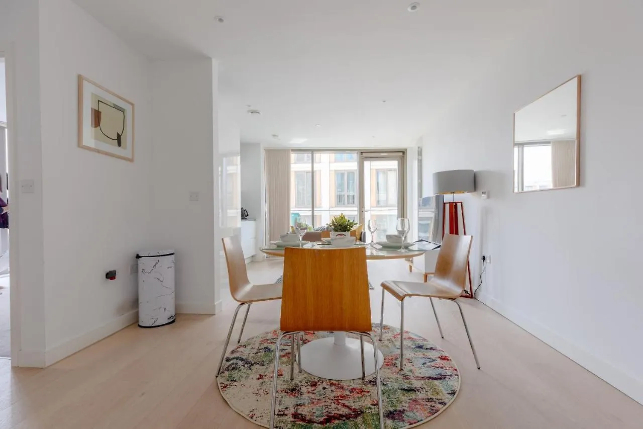 לונדון Dockside Apartment With Scenic Views
