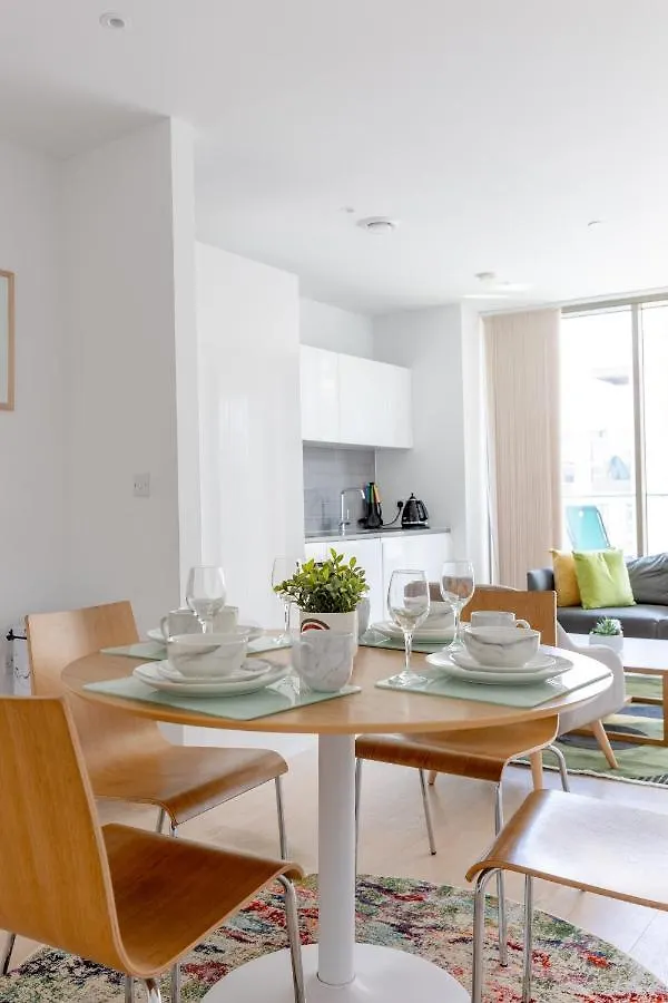 לונדון Dockside Apartment With Scenic Views