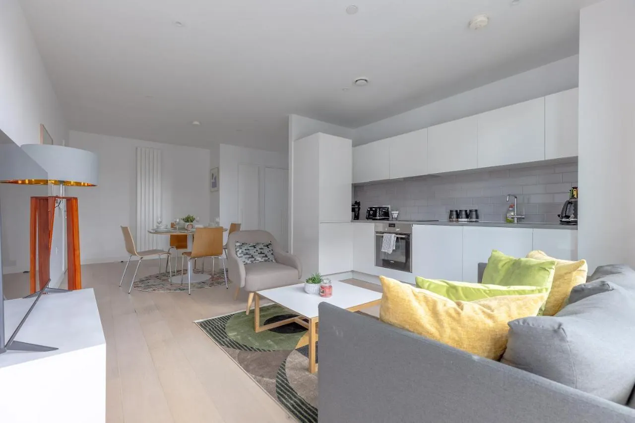 לונדון Dockside Apartment With Scenic Views