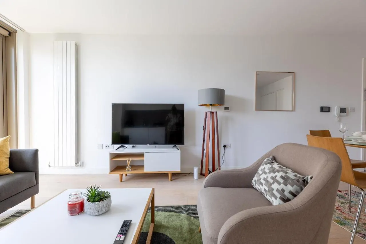 לונדון Dockside Apartment With Scenic Views
