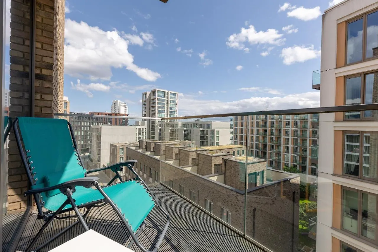 לונדון Dockside Apartment With Scenic Views