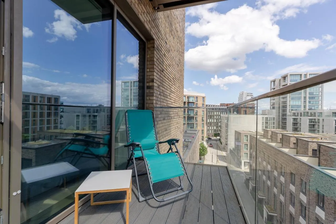 לונדון Dockside Apartment With Scenic Views