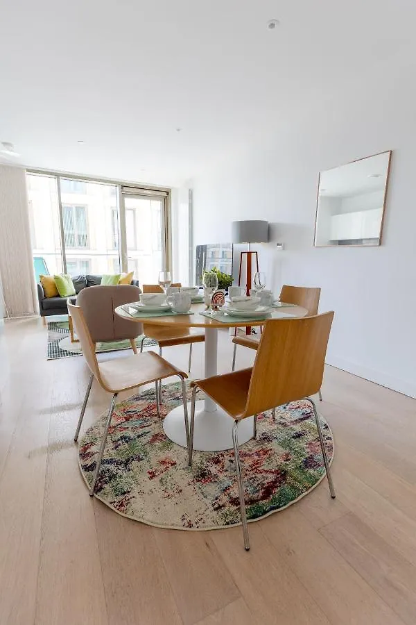 לונדון Dockside Apartment With Scenic Views