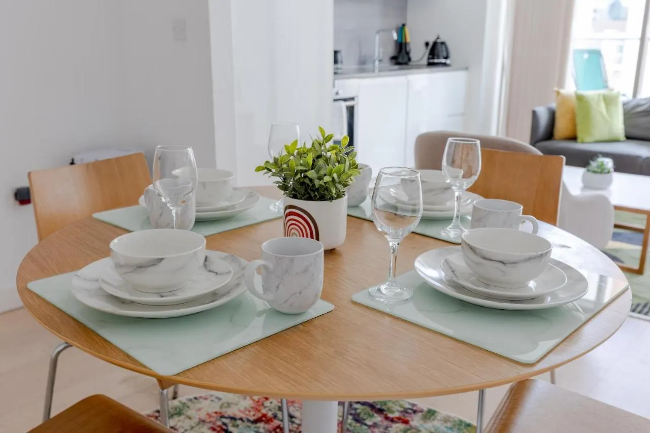 לונדון Dockside Apartment With Scenic Views