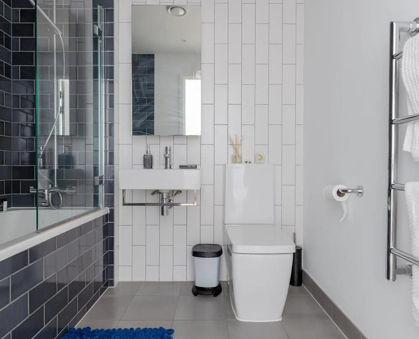 לונדון Dockside Apartment With Scenic Views